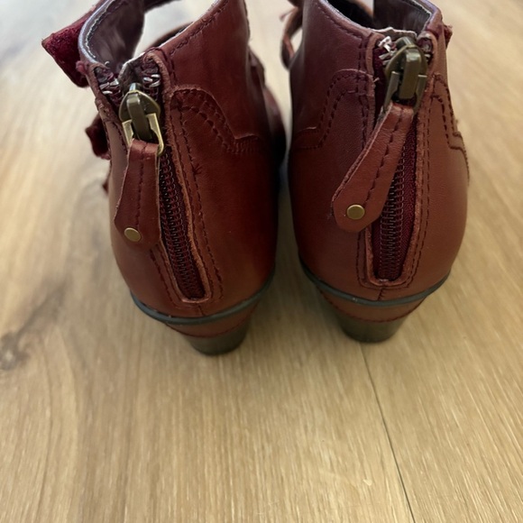 Earth Woman’s 8.5 Leather Serano Merlot Ankle Strap zip back - Picture 4 of 6